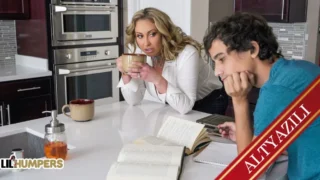 Uzanan kız kardeşim kısacık şort giymiş Götüne bakıp sikimi okşadım