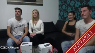 Kendisine Yardım Eden Abisine Ufak Memelerini Elletip Ödüllendirdi